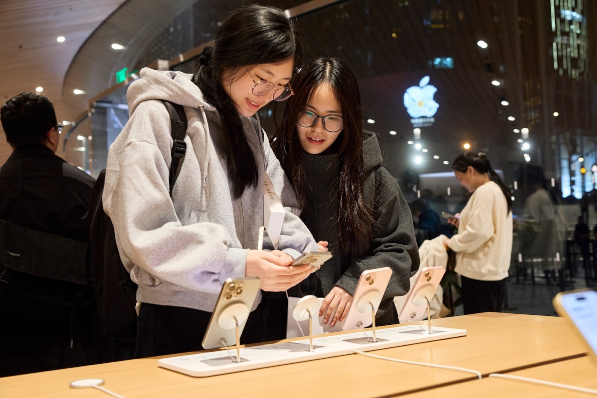 Apple-Jingan-China-customers