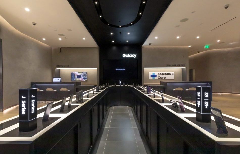 Samsung opens first US retail stores