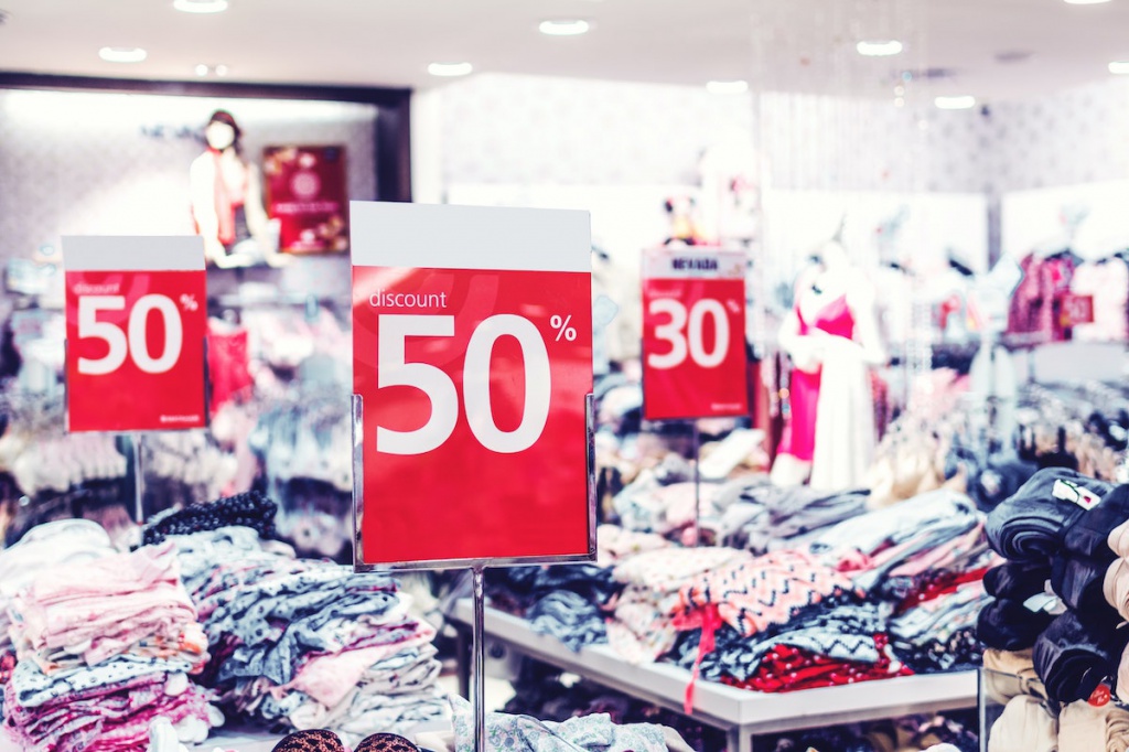 Clothing discount sign - Pexels