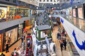 Shoppers flock to malls on New Year's Eve