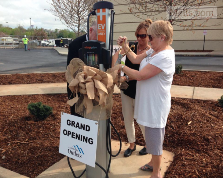 Asheville Outlets opening attracts crowds of shoppers