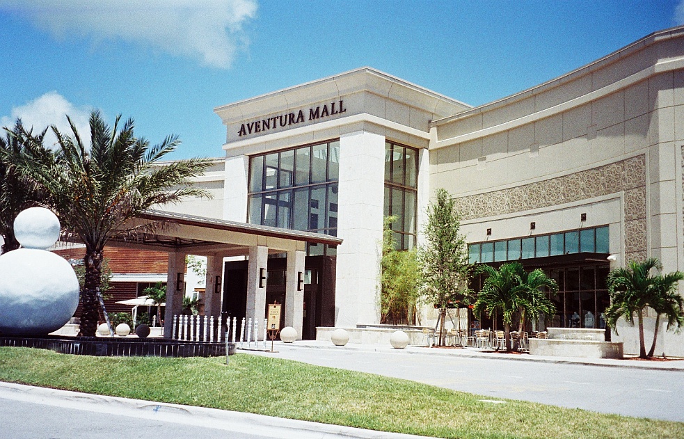Aventura Mall - Super regional mall in Miami, Florida, USA 