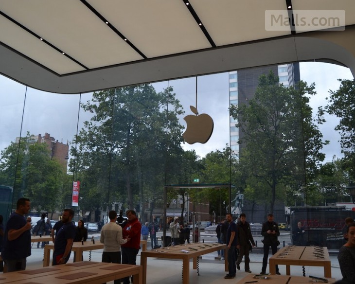 New Jony Ive-designed Apple Store opens
